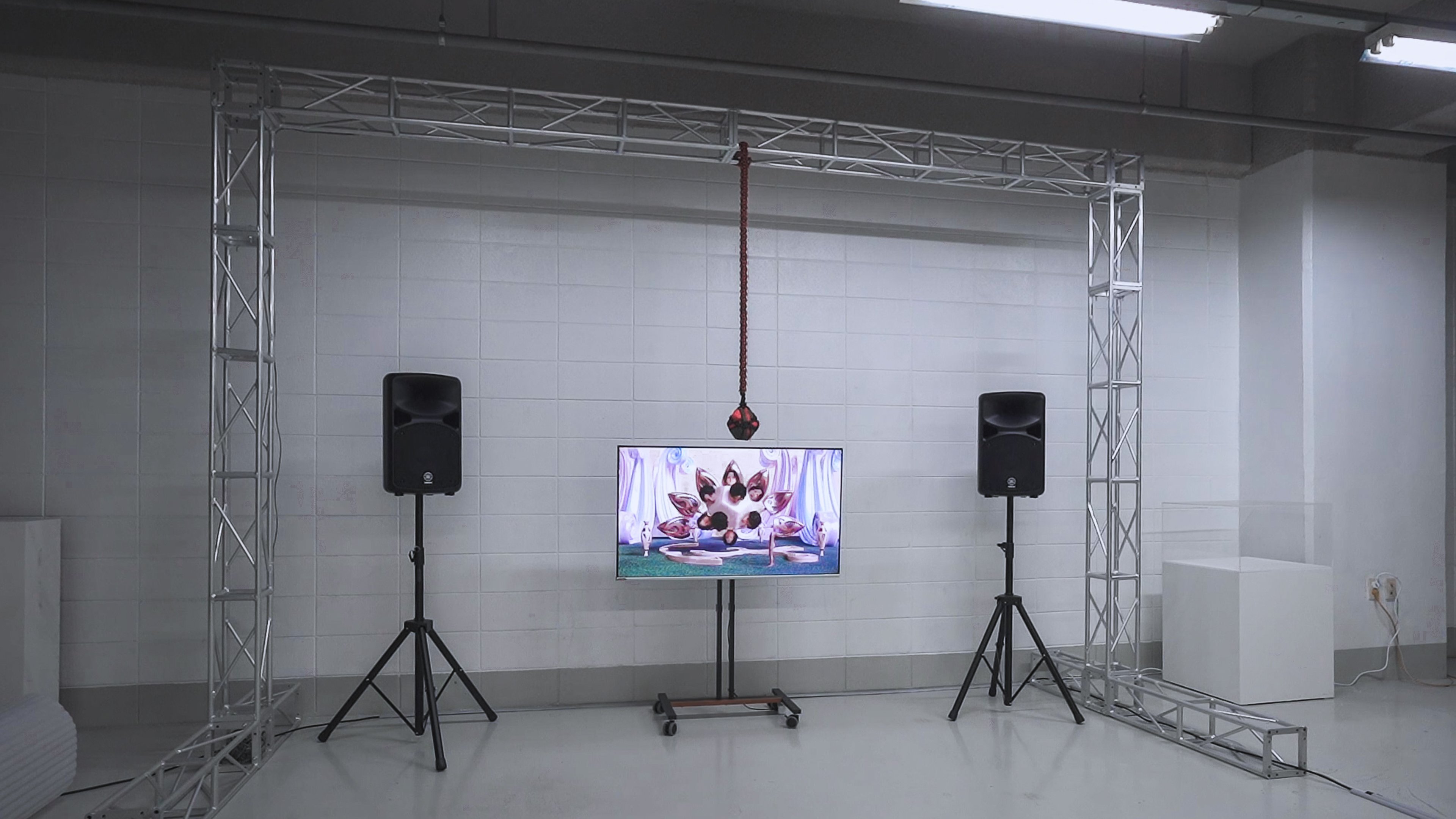 이미 당신도 전시의 일부 — 05